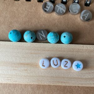 Llavero personalizado con piedras e inicial · Un amuleto para llevar siempre contigo. - Imagen 6