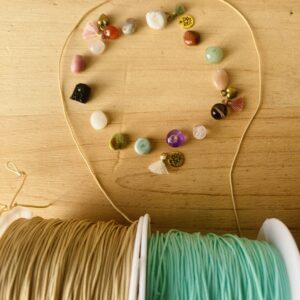 Pulsera personalizada · 15 piedras irregulares · Una joya mágica hecha solo para ti - Imagen 15