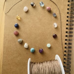 Pulsera personalizada · 15 piedras irregulares · Una joya mágica hecha solo para ti - Imagen 9