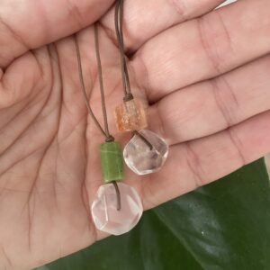 Collar personalizado con piedra facetada y cilindros · Un amuleto único para llevar cerca del corazón - Imagen 7