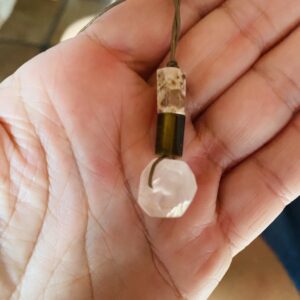 Collar personalizado con piedra facetada y cilindros · Un amuleto único para llevar cerca del corazón - Imagen 8