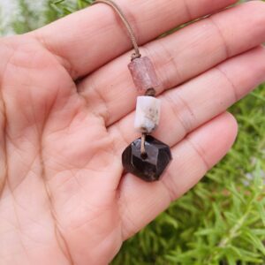Collar personalizado con piedra facetada y cilindros · Un amuleto único para llevar cerca del corazón