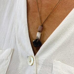 Collar personalizado con piedra facetada y cilindros · Un amuleto único para llevar cerca del corazón - Imagen 10