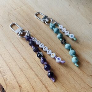 Llavero personalizado con piedras e inicial · Un amuleto para llevar siempre contigo. - Imagen 8