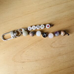 Llavero personalizado con piedras e inicial · Un amuleto para llevar siempre contigo. - Imagen 3