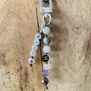 Llavero personalizado con piedras e inicial · Un amuleto para llevar siempre contigo. - Imagen 5