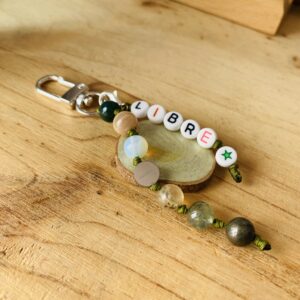 Llavero personalizado con piedras e inicial · Un amuleto para llevar siempre contigo.