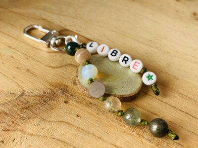 Llavero personalizado con piedras e inicial · Un amuleto para llevar siempre contigo.