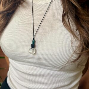 Collar personalizado con piedra facetada y cilindros · Un amuleto único para llevar cerca del corazón - Imagen 3