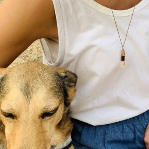 Collar personalizado con piedra facetada y cilindros · Un amuleto único para llevar cerca del corazón - Imagen 4