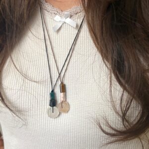 Collar personalizado con piedra facetada y cilindros · Un amuleto único para llevar cerca del corazón - Imagen 5